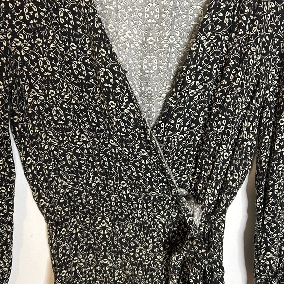 American Eagle Outfitters Black V Neck Vouse - Picture 2 of 5